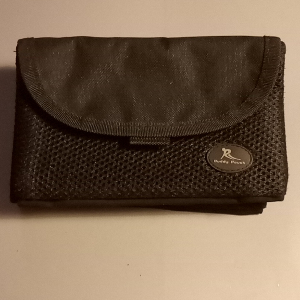 Running magnetic buddy pouch